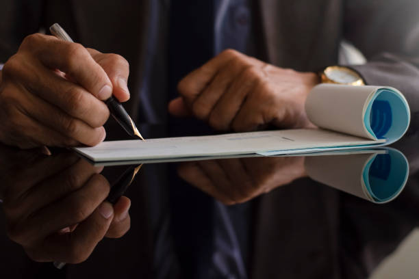 Before Choosing a Cheque Bounce Lawyer in Noida, Know What Really Matters in a Payment Dispute